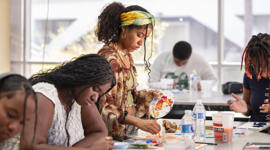 BCI students during a self-portrait exercise. Photograph by Sarah Galonka/Otis College of Art and Design. 