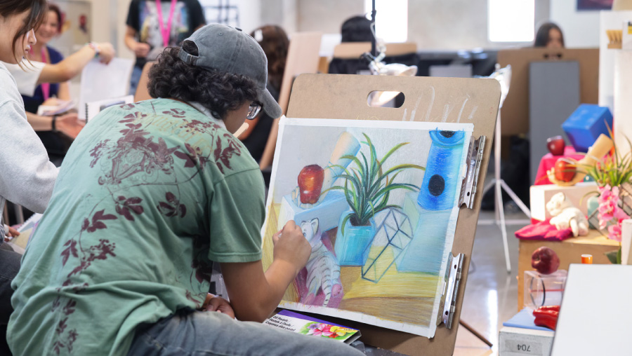 Summer of Art student in drawing class