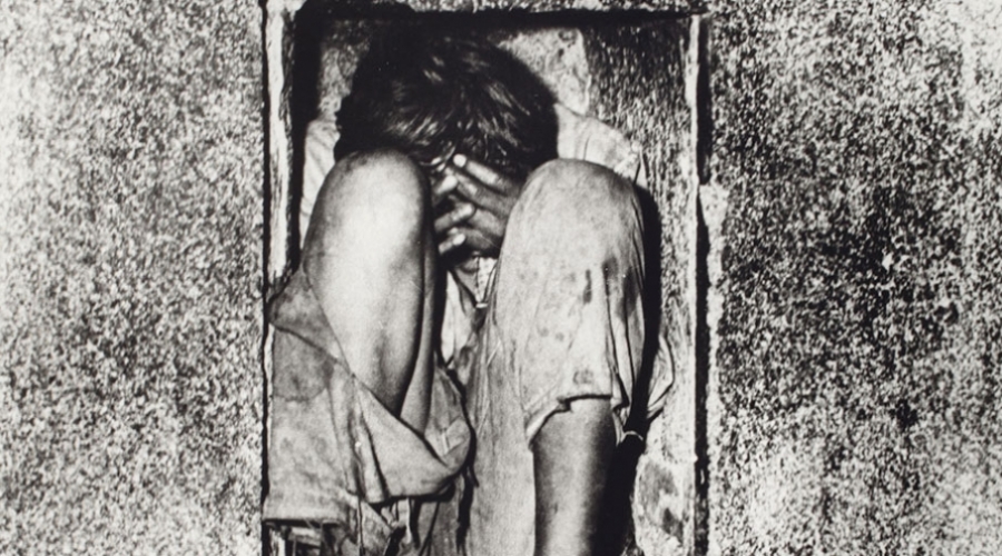 Hector Garcia, Niño en el vientre de concreto, Mexico, 1952, gelatin silver print, 