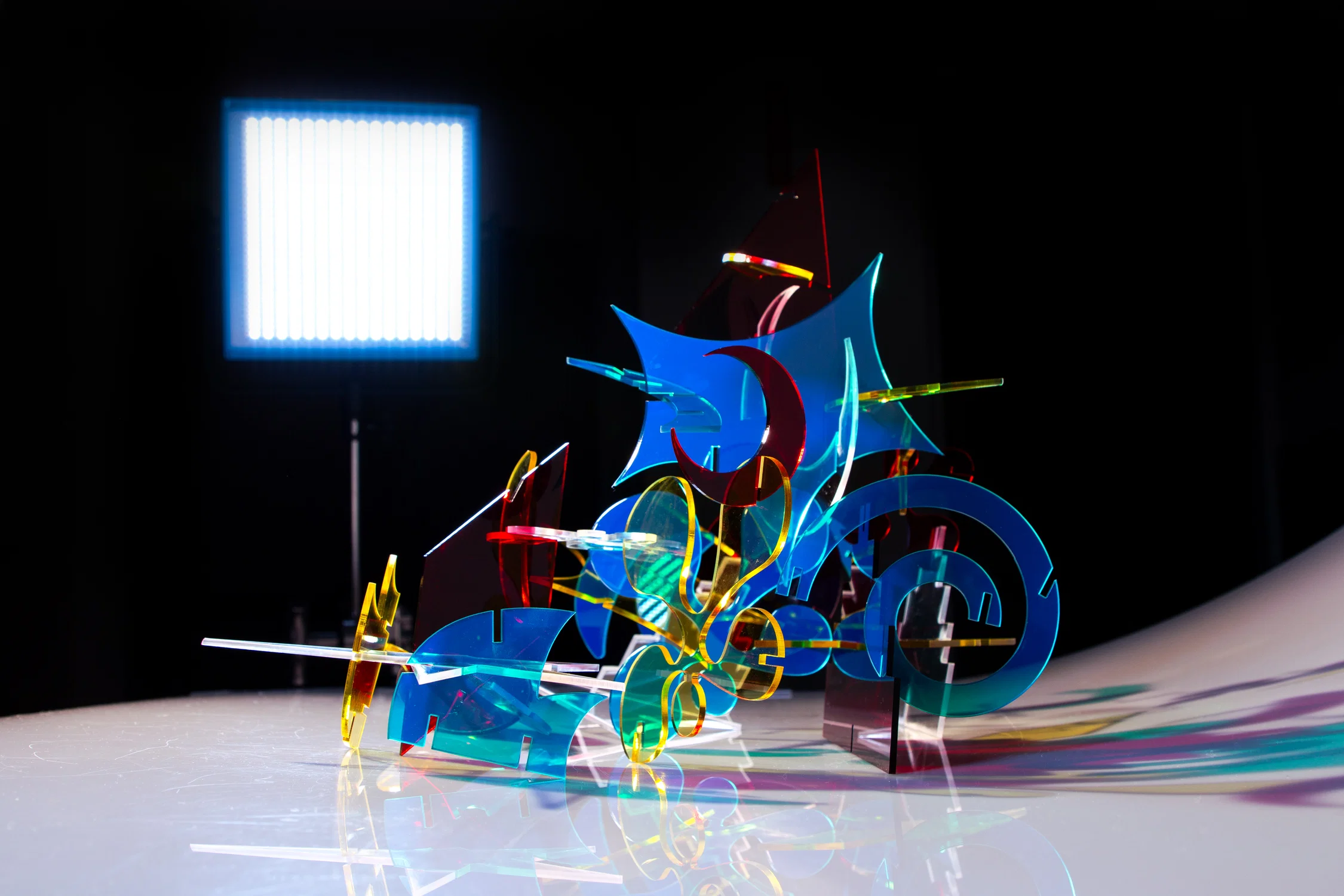 Plexiglass installation structure.